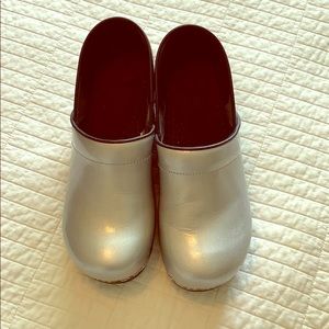 Sanita Silver Clogs/Size 40/Like New